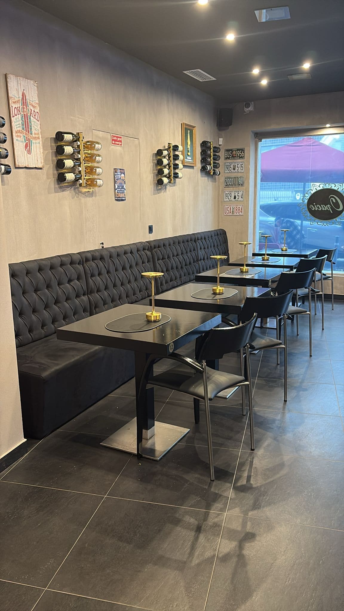 Banquettes capitonnadas do O Pacio, lounge em Leiria